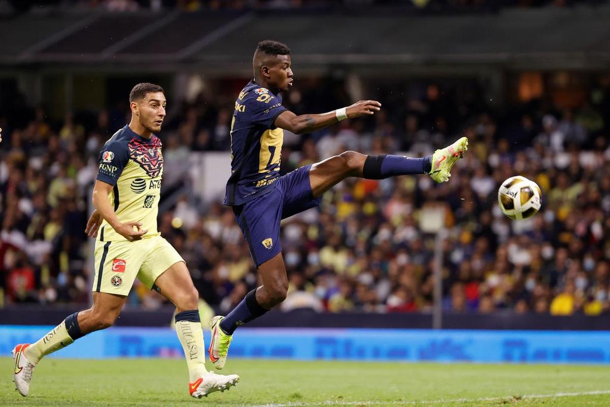 Sebastián Cáceres del América de México disputa el balón con Washington Corozo de Pumas durante el partido de los cuartos de final del Torneo Apertura del fútbol mexicano, disputado en el Estadio Azteca.