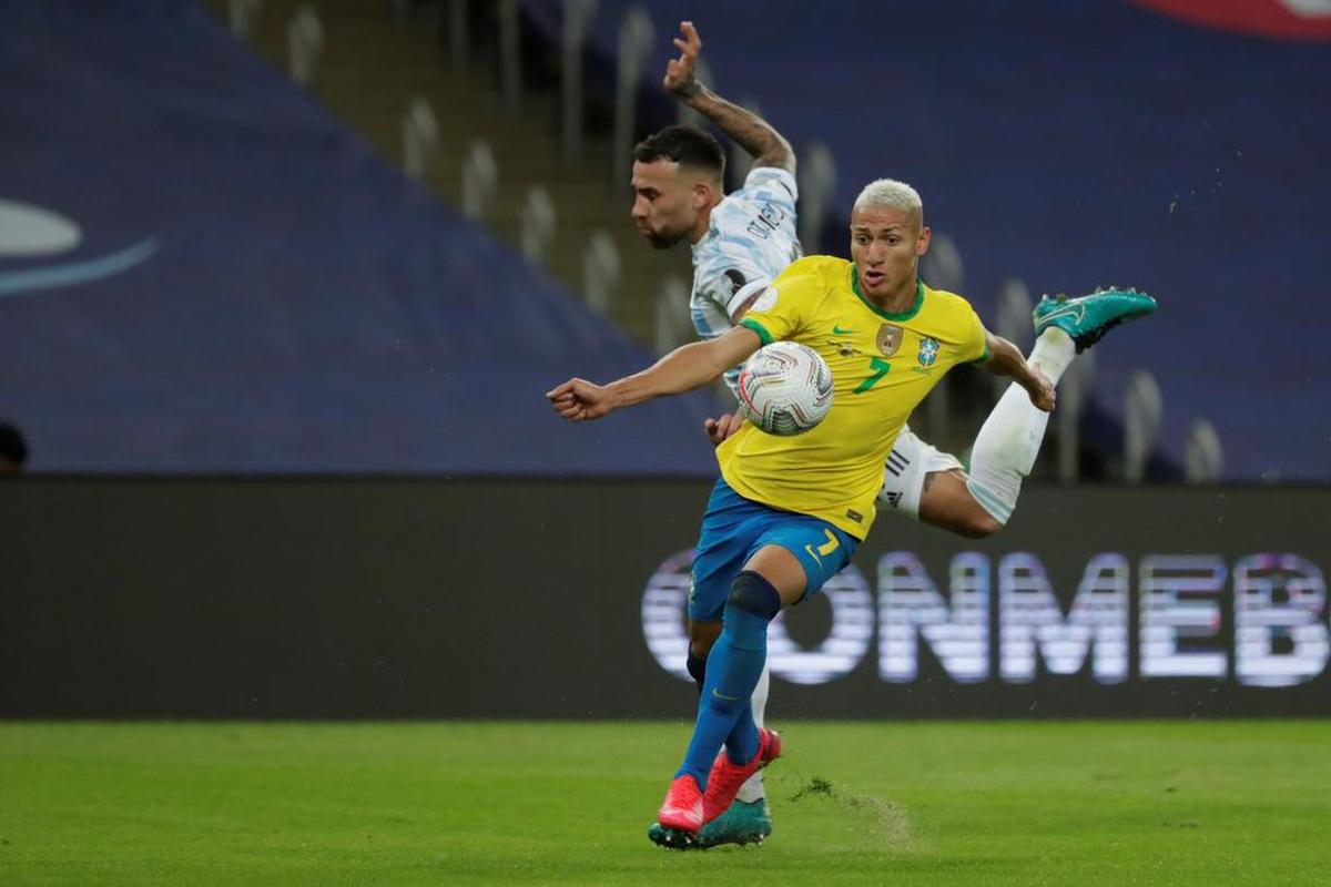 Nicolás Otamendi&nbsp;de Argentina disputa hoy el balón con Richarlison de Brasil, durante la final de la Copa América en el estadio Maracaná, en Río de Janeiro, Brasil.