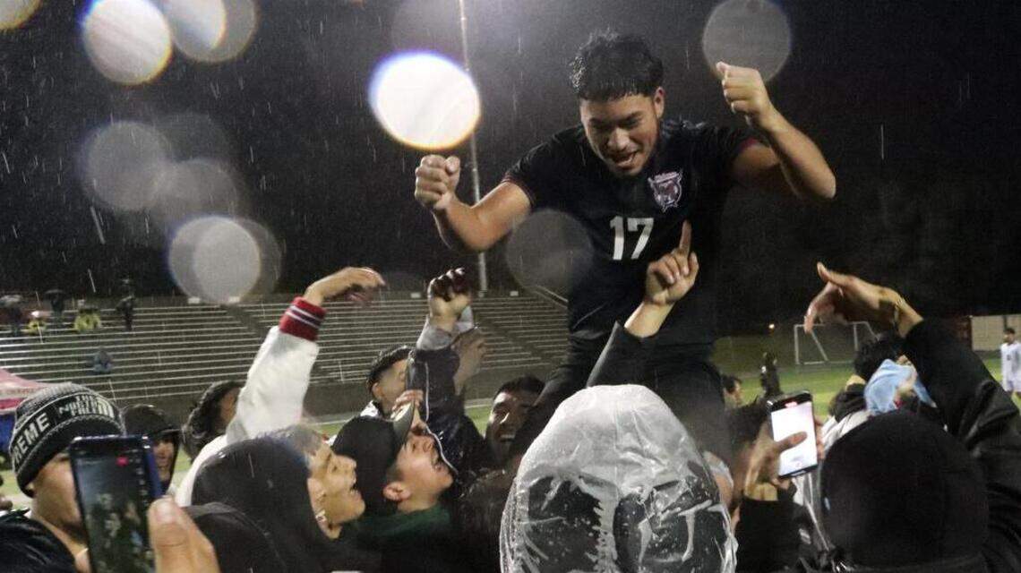 In epic battle, McLane survives against Chávez, 3-2 in overtime, for Div. III soccer title