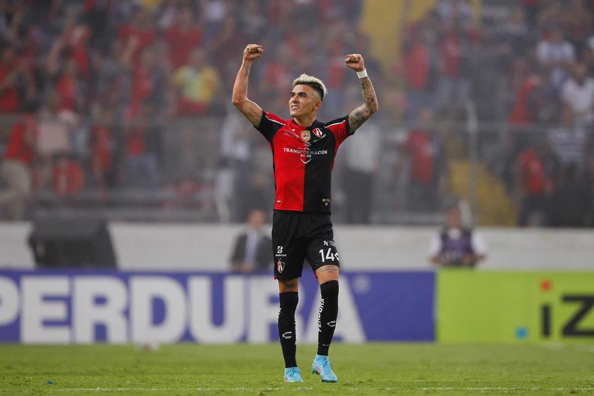 Luis Reyes de Atlas celebra una anotación ante Pachuca, durante el primer partido de la final de la Liga MX del fútbol profesional mexicano disputado el 26 de mayo en el estadio Jalisco, en Guadalajara.