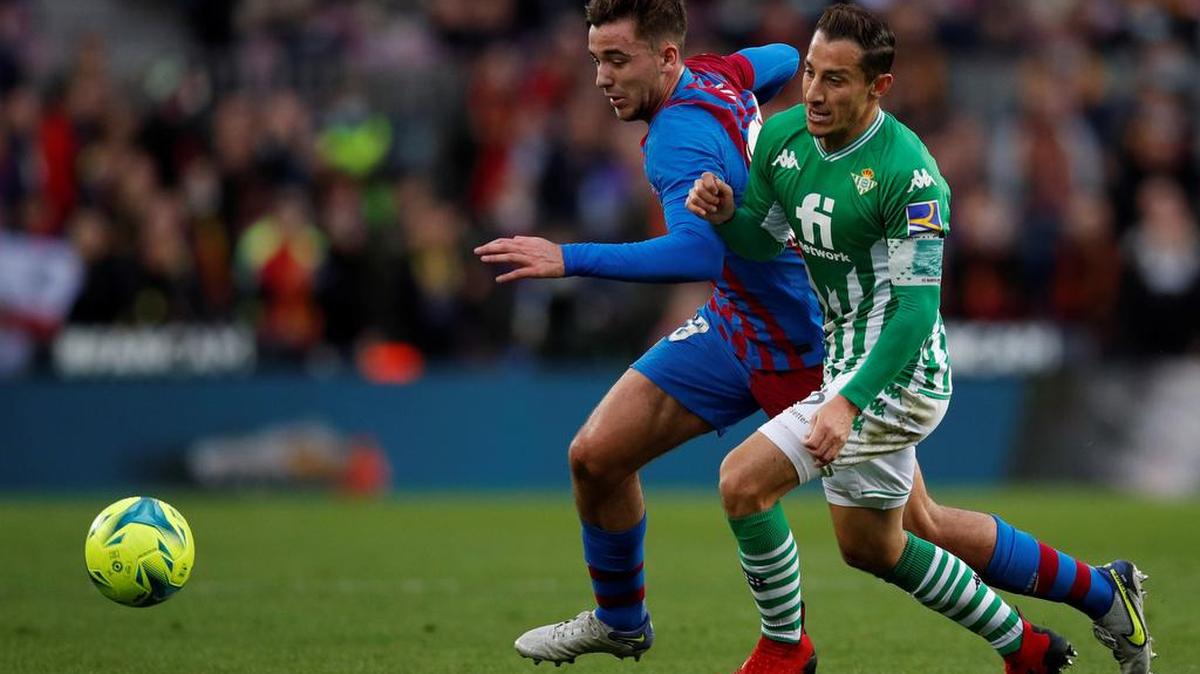 Nico Gónzález, cenrocampista del FC Barcelona, y Andrés Guardado (d), del Betis durante un partido.