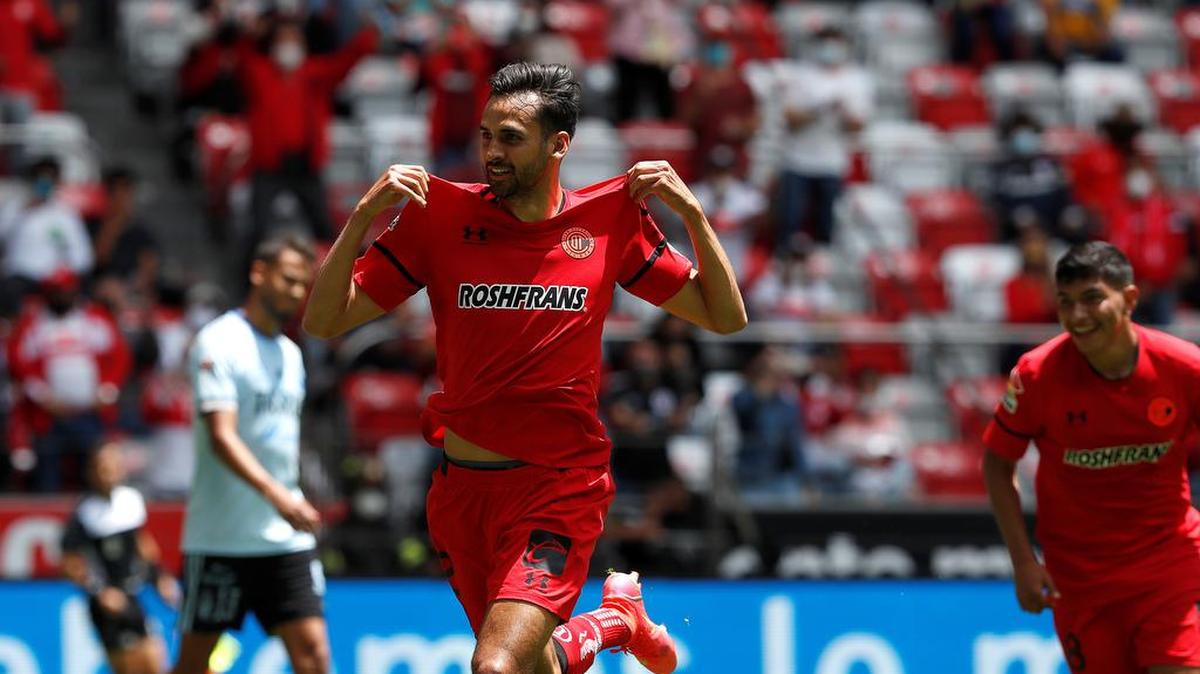 Raúl López de Toluca festeja un gol en el Estadio Nemesio Diez de la ciudad de Toluca, Estado de México.
