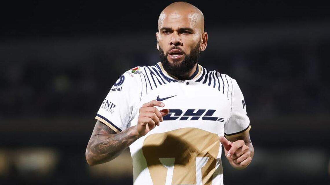 Alves anuncia que regresa a Pumas, en medio de acusación por agresión sexual