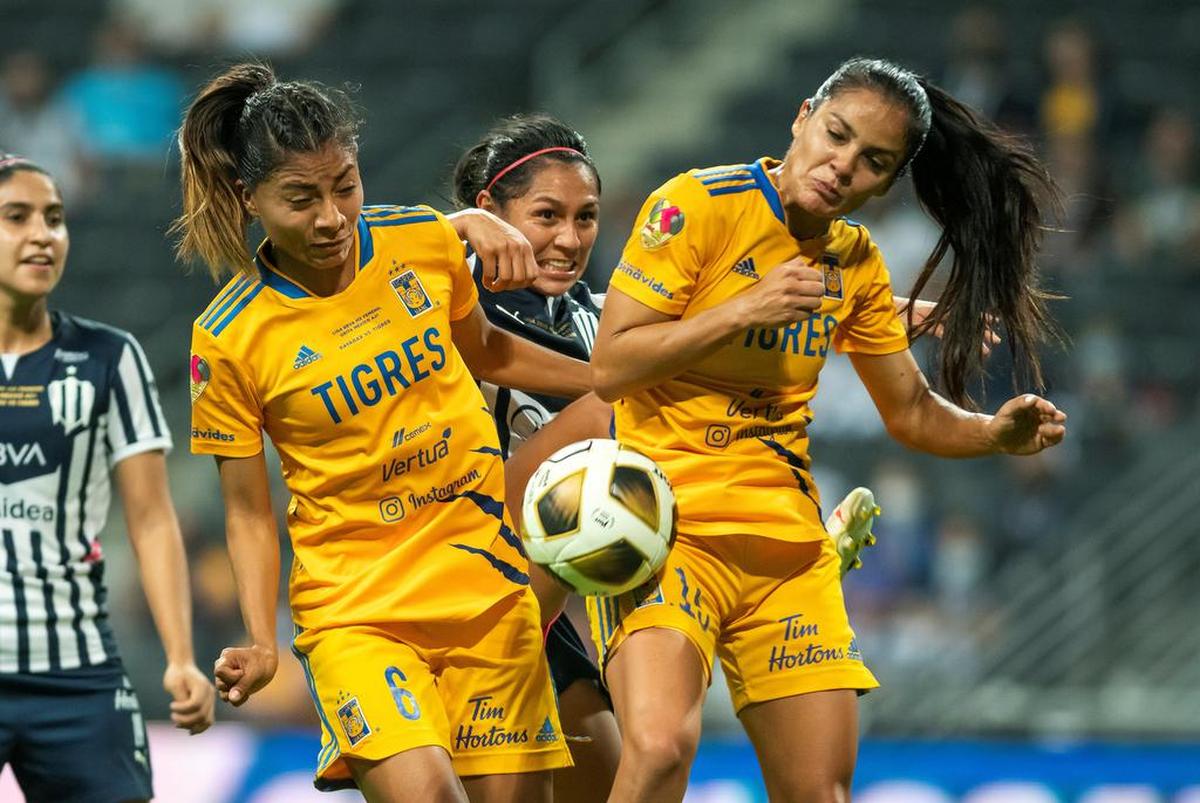 Diana Evangelista (c) de Rayadas de Monterrey disputa el balón con Nancy Antonio (i) y Cristina Ferral (d) de Tigres femenil durante el partido de ida correspondiente a la final del Torneo Apertura 2021 de la Liga Femenil Mx celebrado en el estadio BBVA de la ciudad de Monterrey.