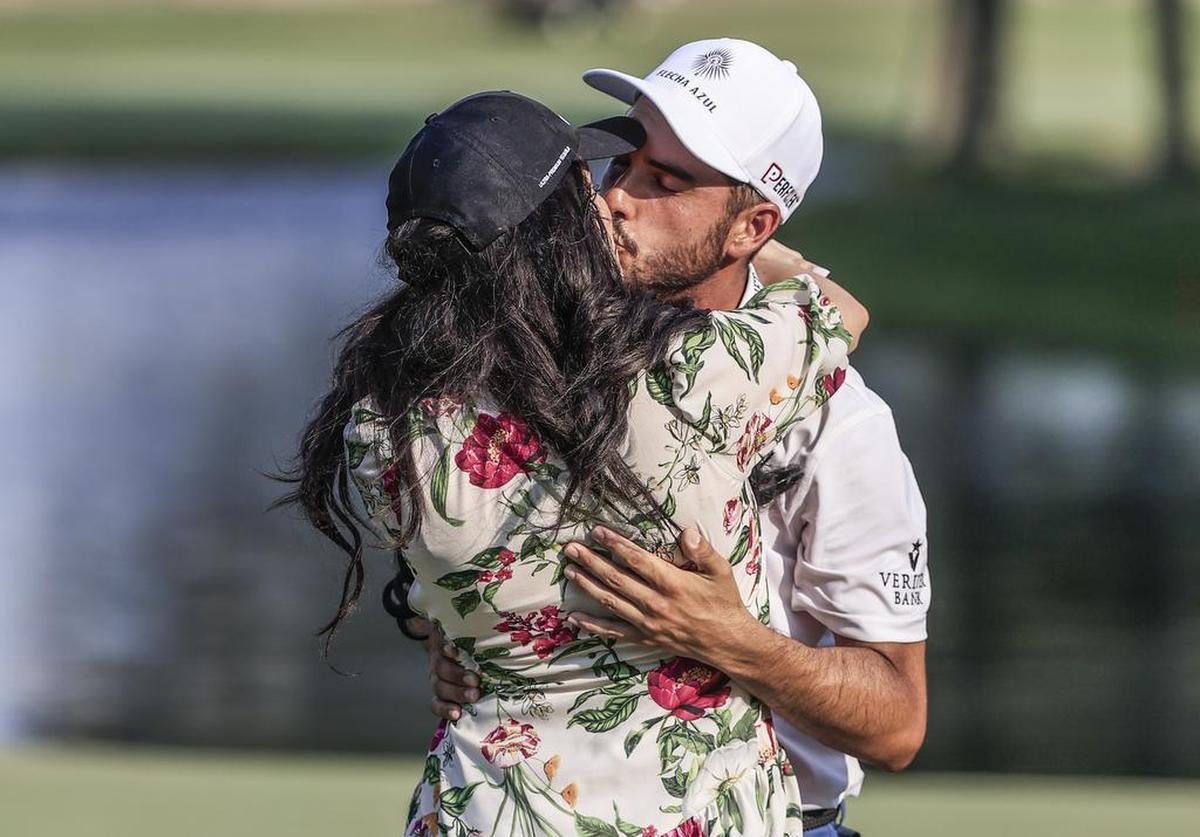 Abraham Ancer kisses girlfriend Nicole Curtright&nbsp;after winning the World Golf Championship FedEx-St. Jude Invitational golf tournament.