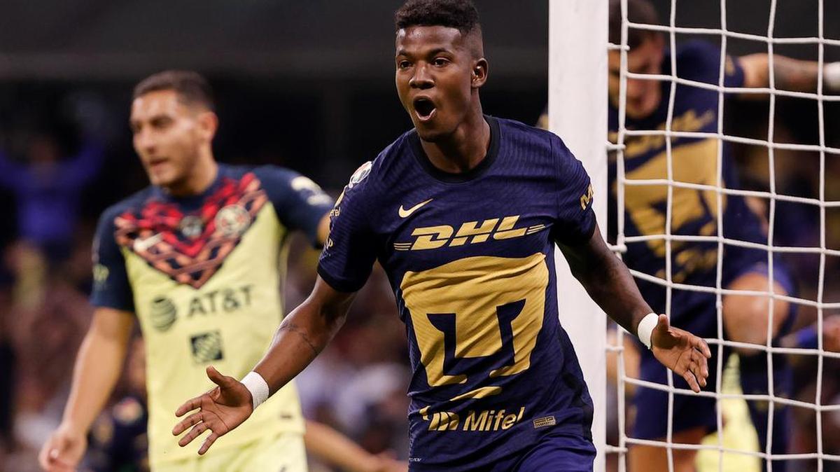 Washington Corozo de Pumas celebra un gol ante América de México durante el partido de los cuartos de final del Torneo Apertura del fútbol mexicano, disputado en el Estadio Azteca.