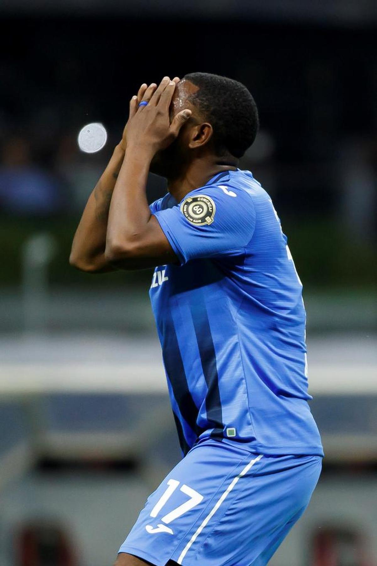 El jugador de Cruz Azul Bryan Angulo lamenta una falla ante Monterrey el16 de septiembre de 2021, durante el partido de vuelta de las semifinales de la Liga de Campeones de la CONCACAF realizado en el Estadio Azteca de la Ciudad de México.