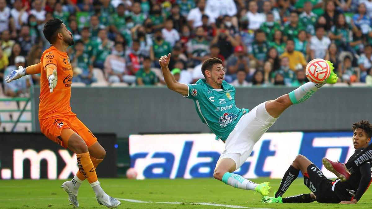 Camilo Vargas (i) del Atlas disputa un balón con Lucas di Yorio (d) del León, durante un juego de la jornada 11 del torneo mexicano de fútbol, celebrado hoy en el estadio León, estado de Guanajuato.