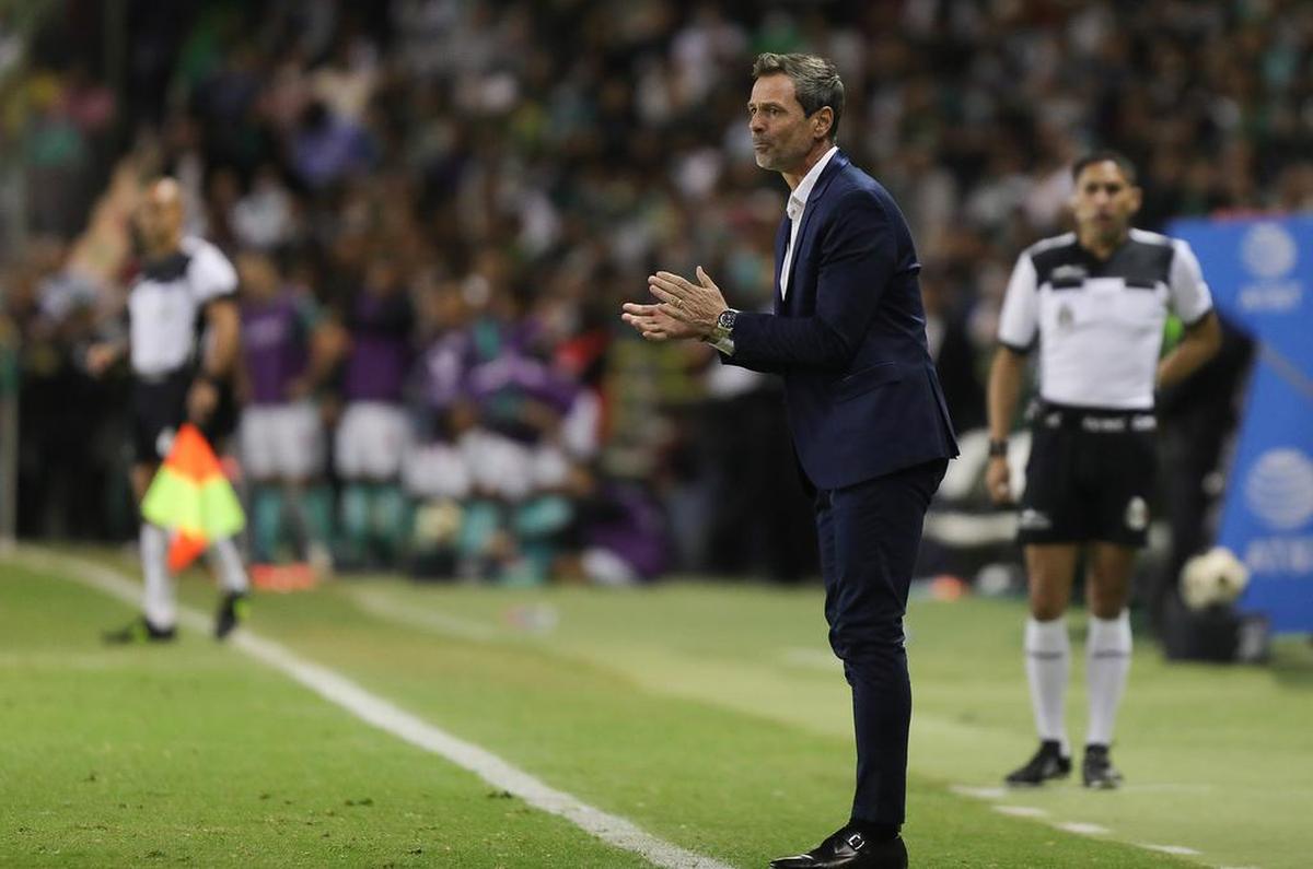 El entrenador Diego Cocca de Atlas en acción ante León, durante el partido de ida por la final del torneo Apertura 2021 de la Liga MX del fútbol mexicano.