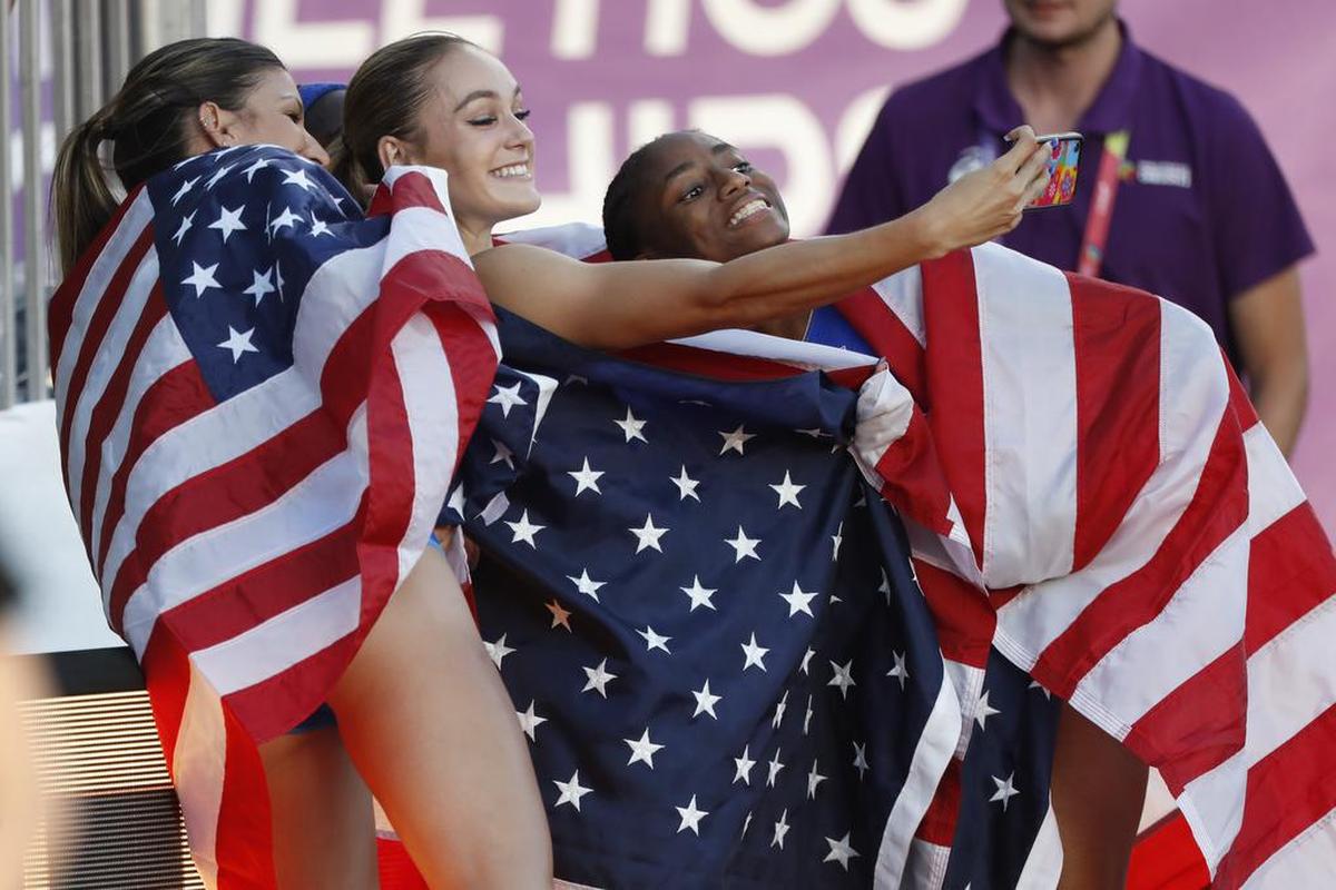 Las integrantes del equipo de Estados Unidos celebran al ganar la medalla de oro en 4x100m femenino hoy, en los Campeonatos Mundiales de Atletismo que se realizan en el estadio Hayward Field en Eugene.