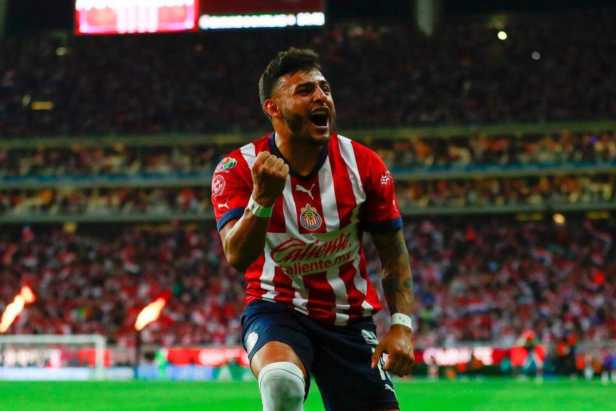 Alexis Vega del Guadalajara celebra un gol de su equipo contra Atlas, durante un partido por los cuartos de final del torneo Clausura 2023 de la Liga MX, en el Estadio Akron en Guadalajara el 14 de mayo.