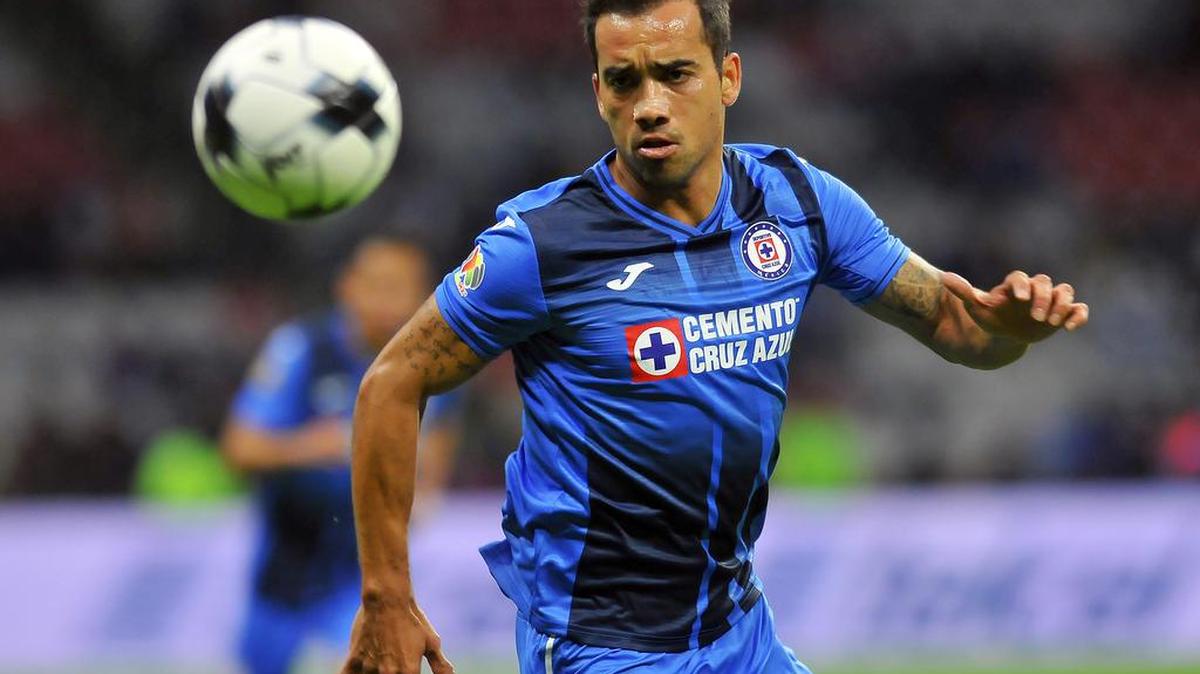 Adrián Aldrete de Cruz Azul controla el balón ante Tijuana durante un partido de la jornada 1 del torneo Clausura 2022 de la Liga MX del fútbol mexicano, disputado en el estadio Azteca, en Ciudad de México.