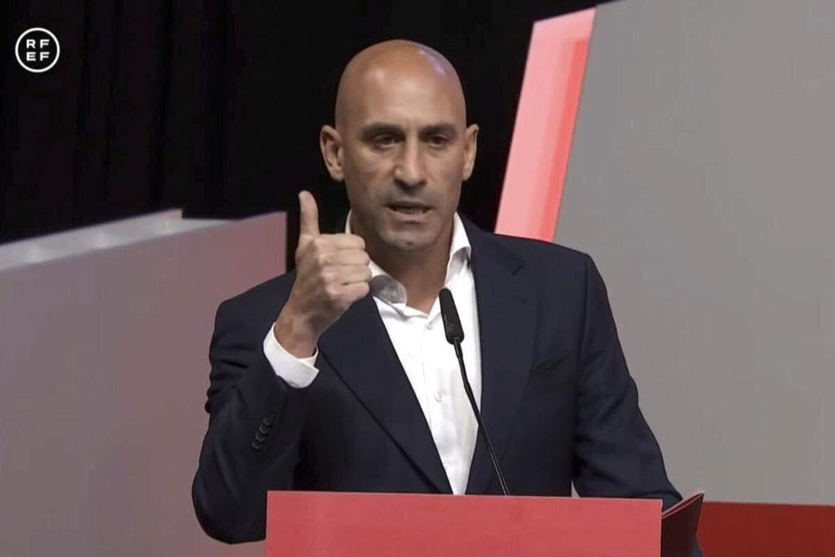 El presidente de la Real Federación Española de Fútbol, Luis Rubiales, durante su intervención en la Asamblea General de dicho organismo en la que ha anunciado que no dimitirá de su cargo tras la polémica por el beso que dio a la futbolista Jenni Hermoso al ganar el Mundial femenino, que ha definió como “espontáneo, mutuo, eufórico y consentido” aunque ha pedido disculpas “por el contexto en el que se produjo”..
