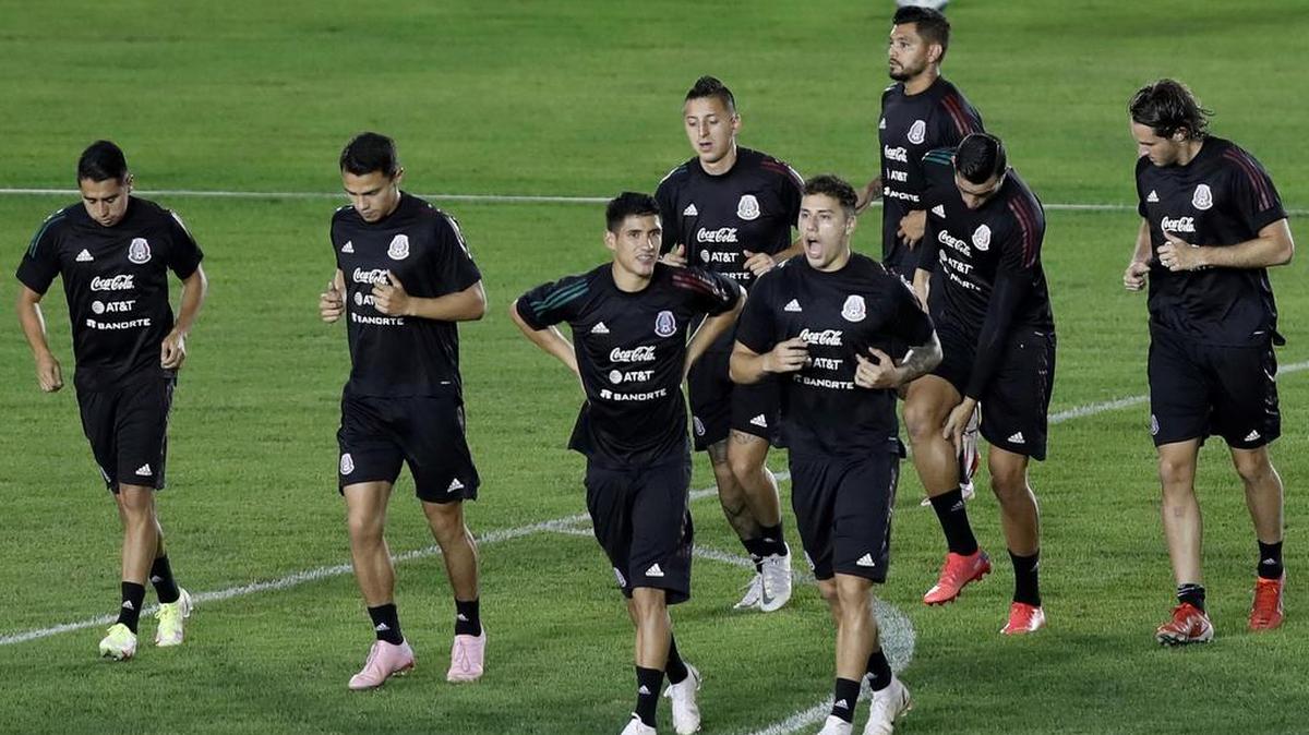 Fotografía de archivo en la que se observa a varios jugadores de México durante un entrenamiento.