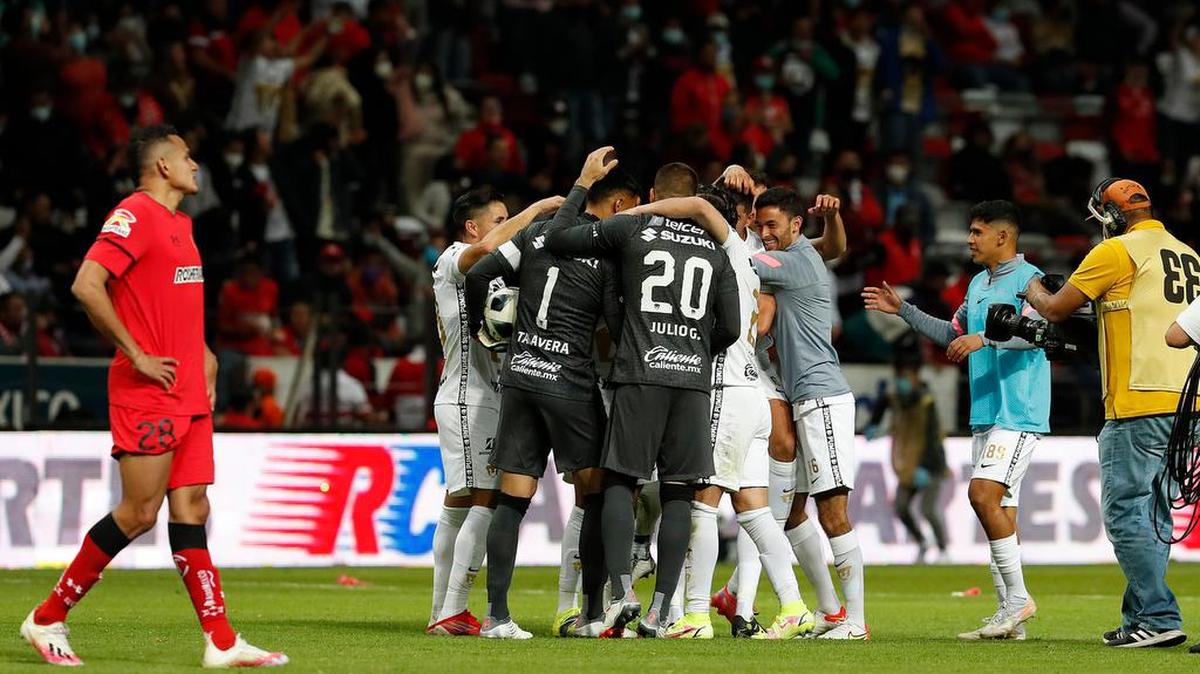Jugadores de Pumas festejan un triunfo ante Toluca hoy, durante un partido por el Torneo Apertura 2021 de la Liga MX, en el estadio Nemesio Díez de la ciudad de Toluca.