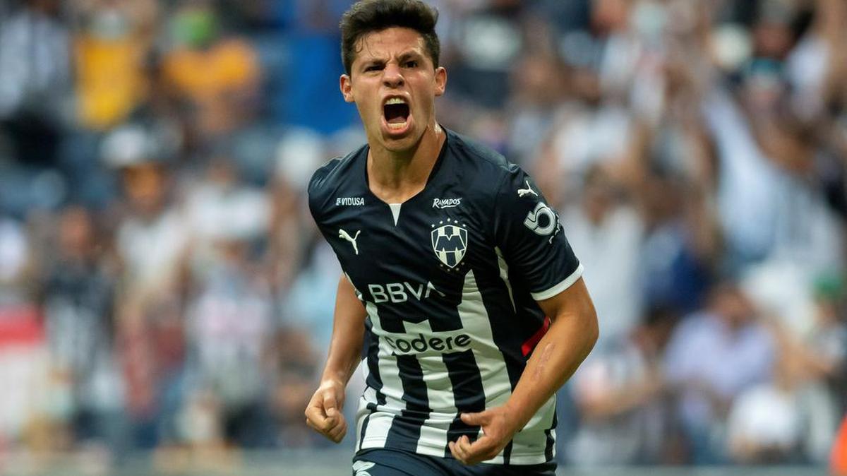 Alfonso González del Monterrey celebra el 19 de septiembre tras anotar contra Tigres UANL, durante un partido por la jornada 9 del Torneo Apertura 2021.
