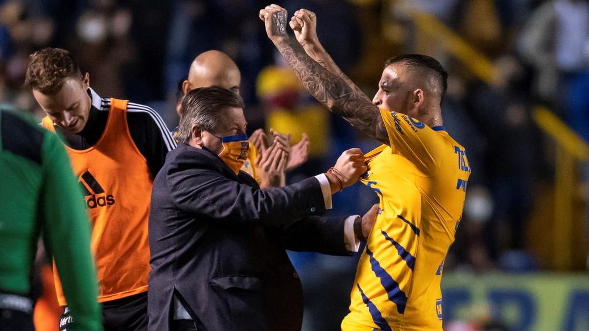 Nicolás López (d) y el entrenador Miguel Herrera de Tigres celebran un gol ante Juárez durante un partido correspondiente a la jornada 17 del Torneo Apertura 2021 disputado en el Estadio Universitario, en Monterrey.