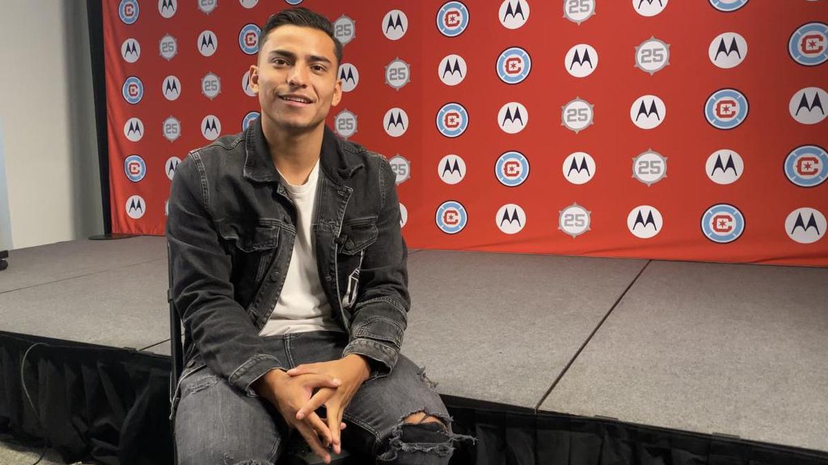Jairo Torres, nuevo futbolista del Chicago Fire de la MLS estadounidense, posa durante una entrevista en Chicago.