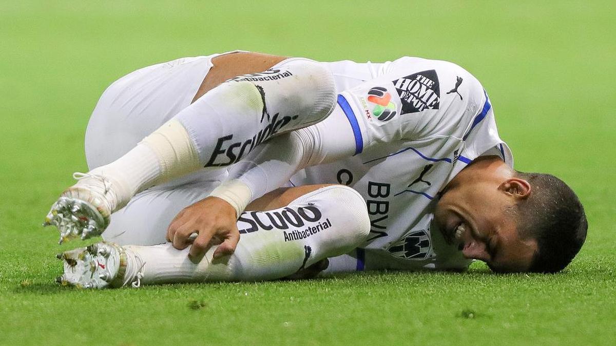 Rogelio Funes Mori de Monterrey se lamenta ante León, durante un partido en el Estadio León, en León.