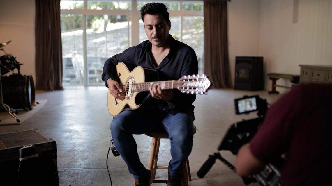 Luis Hernández durante el rodaje del documental ‘Los Tigres del Norte: Historias Que Contar’ que se estrena el viernes 17 de junio exclusivamente a través de Prime Video en más de 240 países y territorios.