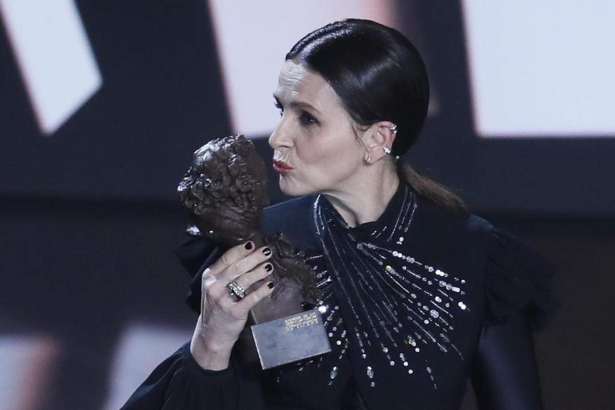 La actriz francesa Juliette Binoche recibe el Goya Internacional por su trayectoria profesional, durante la gala de la XXXVII edición de los Premios Goya que se celebra este sábado en el Palacio de Congresos y Exposiciones FIBES, en Sevilla.