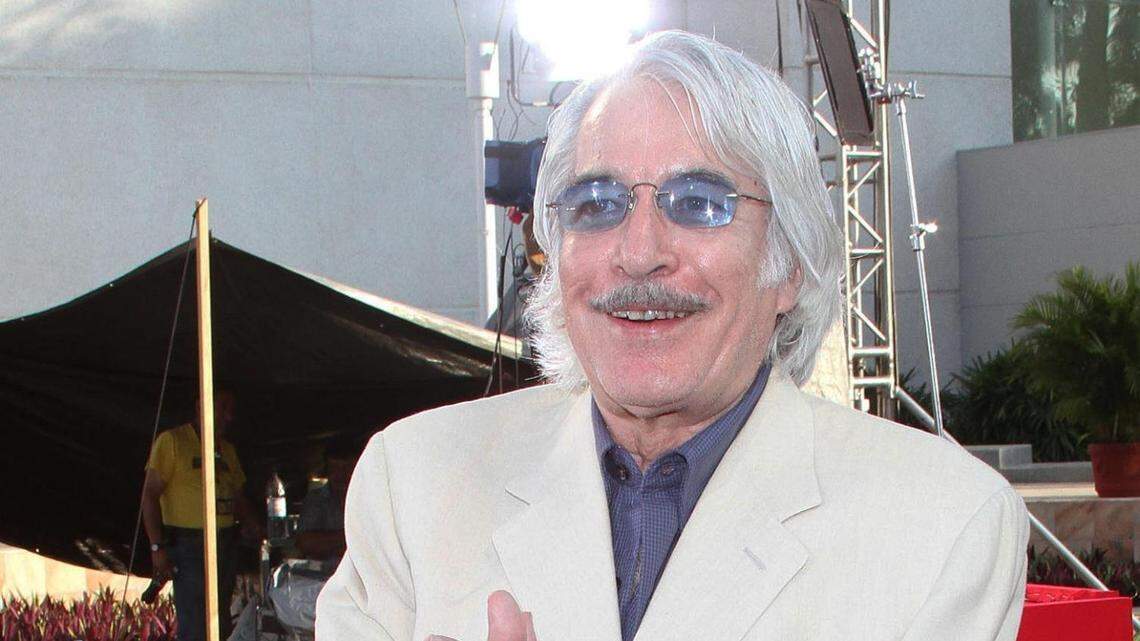 Fotografía del 26 de febrero de 2014, cedida por Photoamc, donde se observa al actor Enrique Rocha durante una alfombra roja en el balneario de Acapulco, estado de Guerrero (México). El actor mexicano Enrique Rocha falleció este domingo a los 81 años de edad, recibiendo el adiós de muchos compañeros de profesión y admiradores después de una carrera fructuosa como villano de telenovelas.