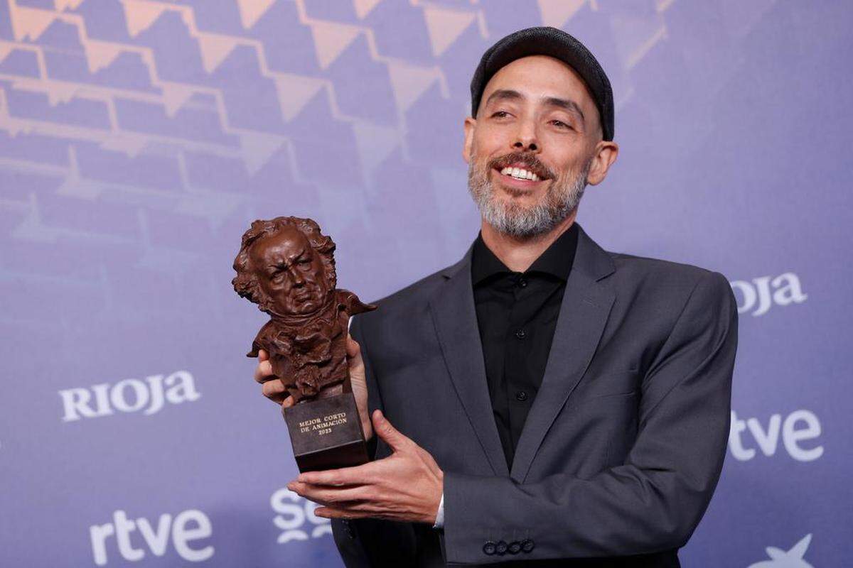 El realizador argentino Pablo Polledri con el premio a “mejor cortometraje de animación” por su trabajo ‘Loop’ durante la gala de la XXXVII edición de los Premios Goya que se celebra este sábado en el Palacio de Congresos y Exposiciones FIBES de Sevilla.