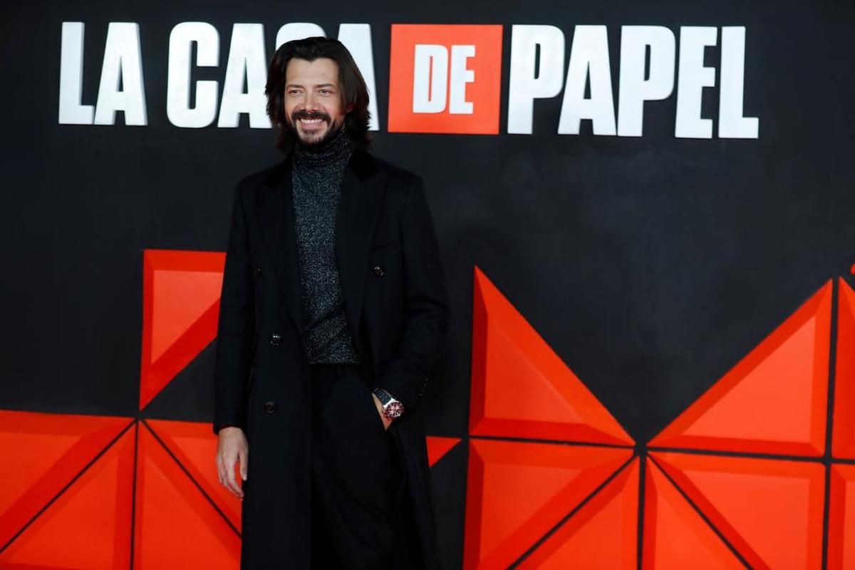 MADRID, 30/11/2021.- El actor Álvaro Morte posa este martes durante el pase gráfico y la alfombra roja de “La casa de papel Parte 5 Volumen 2”. EFE/ Javier Lizón