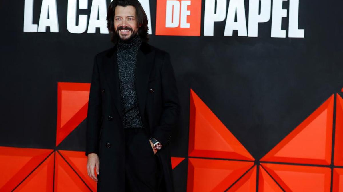 El actor Álvaro Morte (‘El Profesor’) posa este martes durante el pase gráfico y la alfombra roja de ‘La Casa de Papel Parte 5 Volumen 2’.