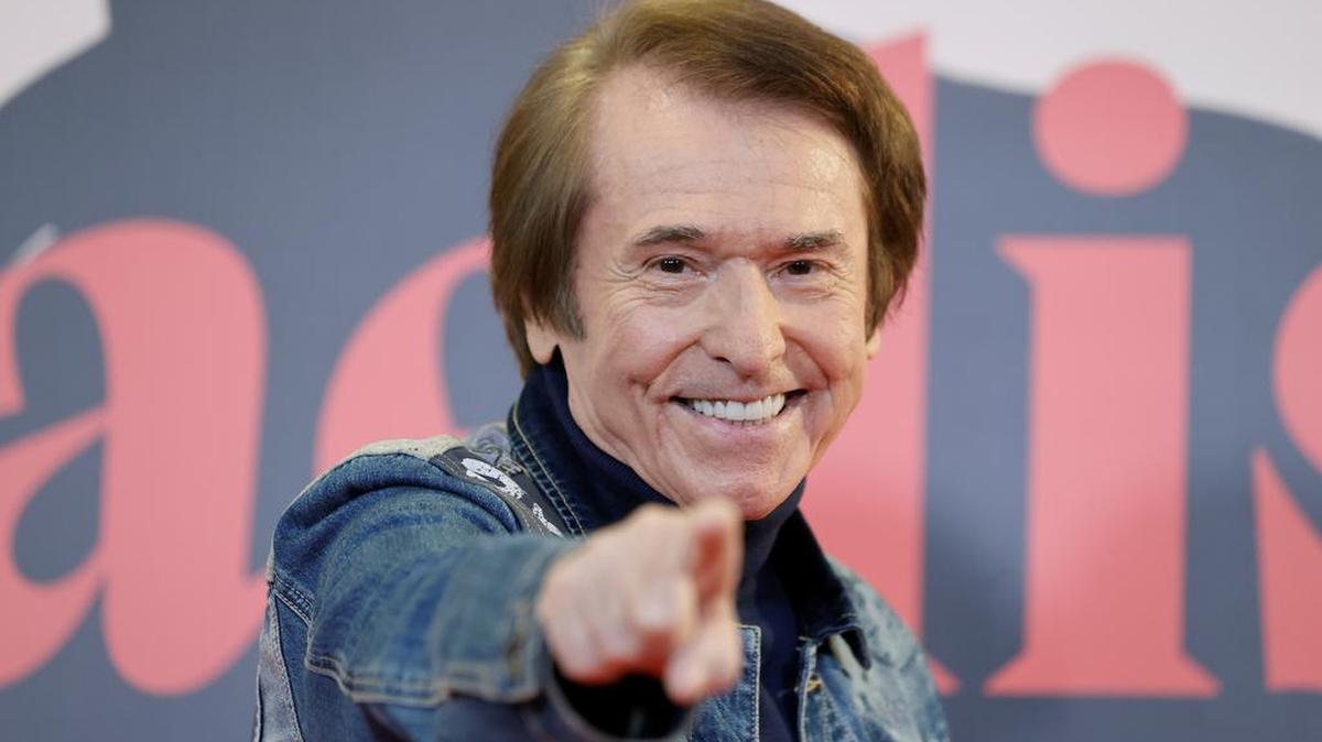 Raphael es capaz a la vez de protagonizar una gira, la serie documental ‘Raphaelismo’ – que se estrena en Movistar+ el 13 de enero – y una exposición que recorre en Madrid su prolífica carrera artística a través de carteles, discografía y vestuario y que este lunes presenta el cantante invitando a sus seguidores a interactuar en varios de sus espacios.