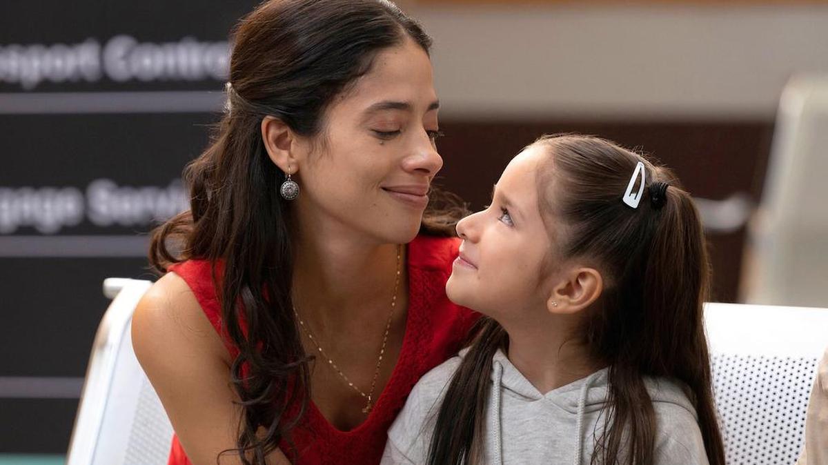 Fotograma cedido por Lifetime TV donde aparece la actriz Fátima Molina como Cindy Madrid y la niña Camila Núñez como su hija Ximena Valencia, durante una escena de la película ‘Torn From Her Arms’ (Arrancada De Sus Brazos) basada sobre hechos reales.