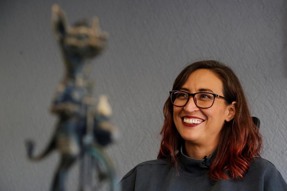 Angélica Lares, directora del Taller del Chucho, habla en entrevista en Guadalajara.