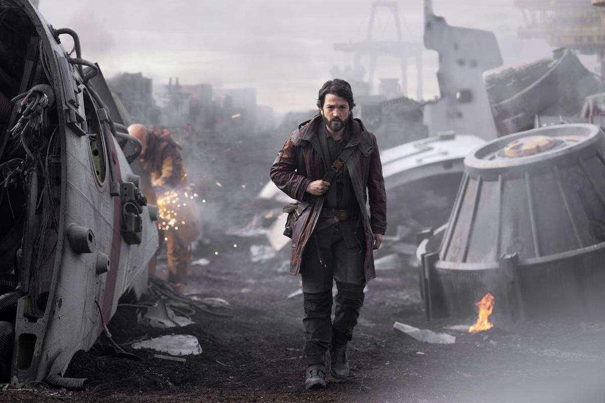 Fotograma cedido por Lucas Film donde aparece Diego Luna en el papel del agente rebelde Cassian Andor, durante una escena de la serie ‘Andor’ creada por Tony Gilroy. El mexicano Diego Luna revela en una entrevista durante el rodaje de ‘Andor 2’ que dicho personaje le “cambió la carrera” y que ahora busca “hacer historia” convirtiéndose en el “primer latino del siglo XXI” en ser nominado a mejor actor de serie dramática en los próximos Emmy.
