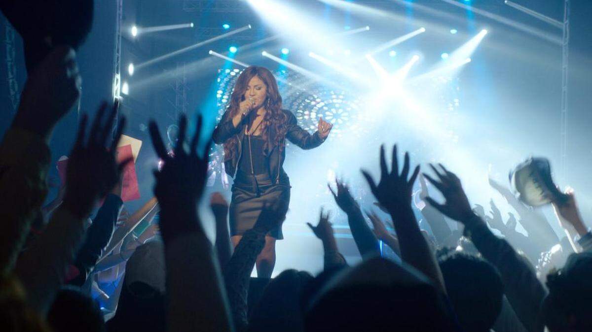 Fotograma cedido por ViX donde aparece la actriz estadounidense Annie González durante una escena de la nueva producción, titulada provisionalmente ‘Jenni’ (aún no se confirma el título), que está dirigida por la mexicana Gigi Saúl Guerrero y fue filmada en Colombia.