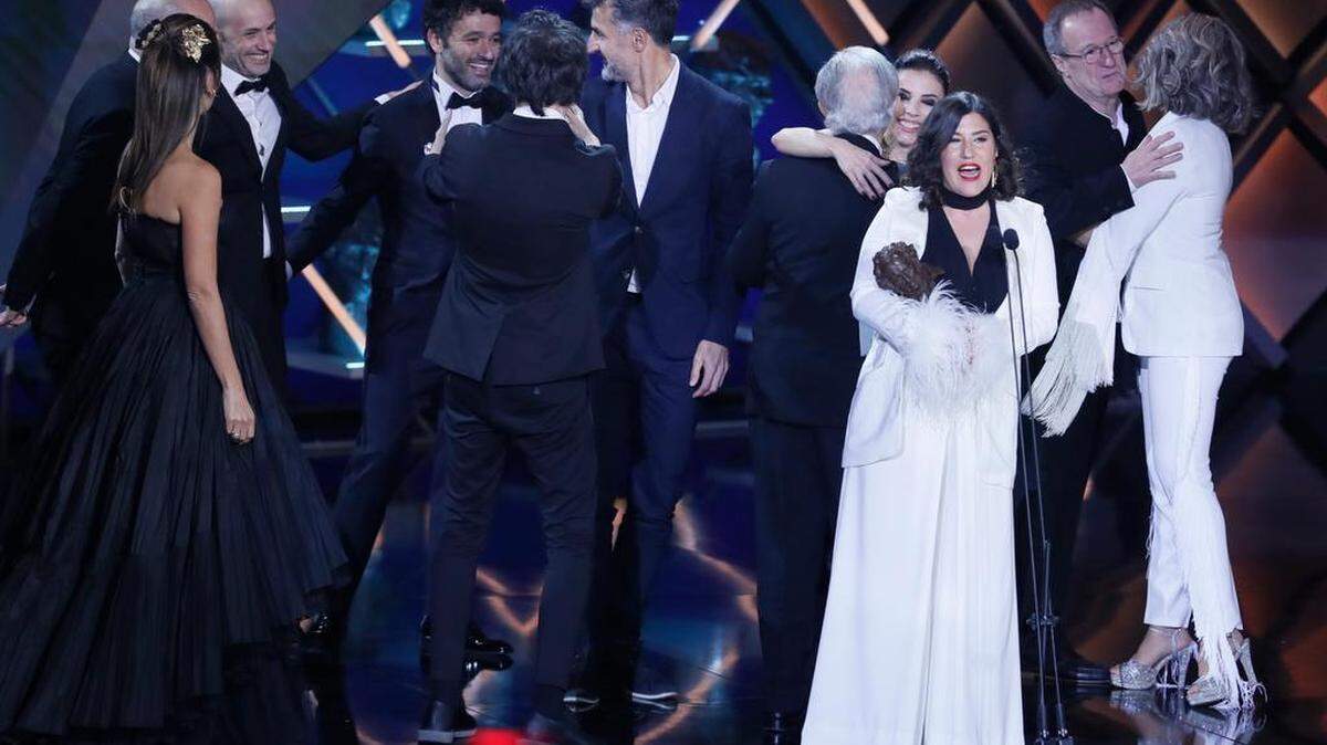 La productora Sandra Tapia tras recibir el Goya a la mejor película por “As Bestas” durante la gala de la XXXVII edición de los Premios Goya que se celebra este sábado en el Palacio de Congresos y Exposiciones FIBES, en Sevilla.
