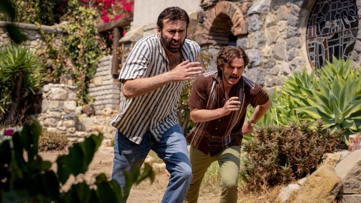 Fotograma cedido por Lionsgate donde aparecen Nicolas Cage (i) como Nick y Pedro Pascal (d) como Javi, durante una escena de ‘The Unbearable Weight of Massive Talent’, una película ligera, de menos de dos horas, que mezcla comedia y acción a partes iguales.