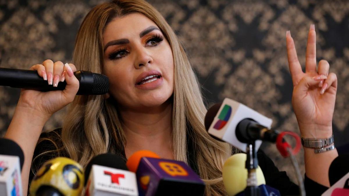 La empresaria mexicana, Mariana González Padilla, habla durante una reunión con los medios de comunicación en la ciudad de Guadalajara, estado de Jalisco. El cantante Vicente Fernández junior y su novia Mariana González anunciaron que interpondrán una demanda contra una revista mexicana que aseguró que ella es presunta sospechosa del secuestro y asesinato de un policía federal.
