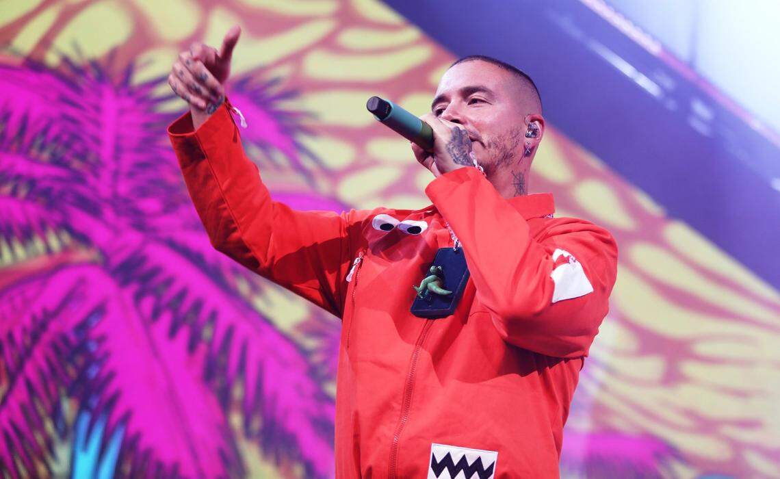 J Balvin en esta foto de archivo en uno de sus conciertos en en el Selland Arena en Fresno el 19 de septiembre del 2018. El cantante colombiano J Balvin junto a la argentina María Becerra ponen acento latino al arranque de los Grammy. Ellos cantaron su éxito “¿Qué Más Pues?” 