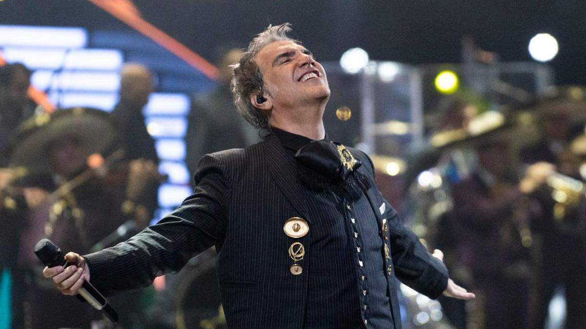 El cantante mexicano Alejandro Fernández se presenta en el Festival de Viña del Mar el 21 de febrero en el escenario de la Quinta Vergara en Viña del Mar.