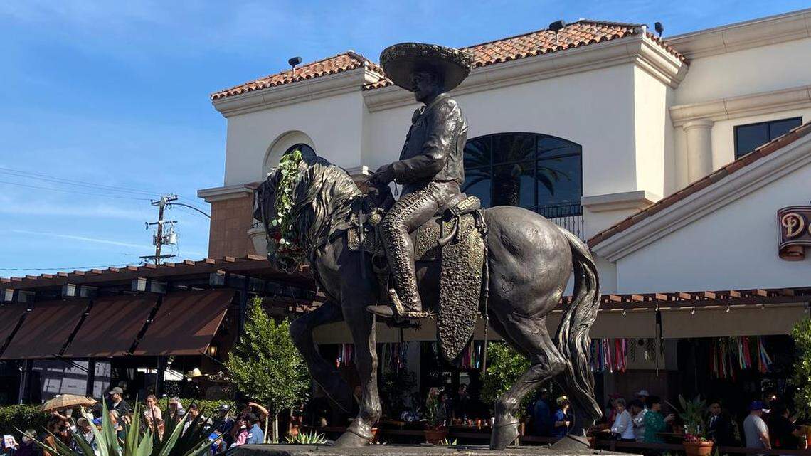 Fotografía que muestra una estatua de 3,7 metros de altura del que fuera conocido como el “rey de la canción mexicana”, Vicente Fernández, (1940-2021) que fue inaugurada por las autoridades en el centro de ocio Plaza La Alameda, a las puertas de un restaurante con el nombre del artista, en Huntington Park.