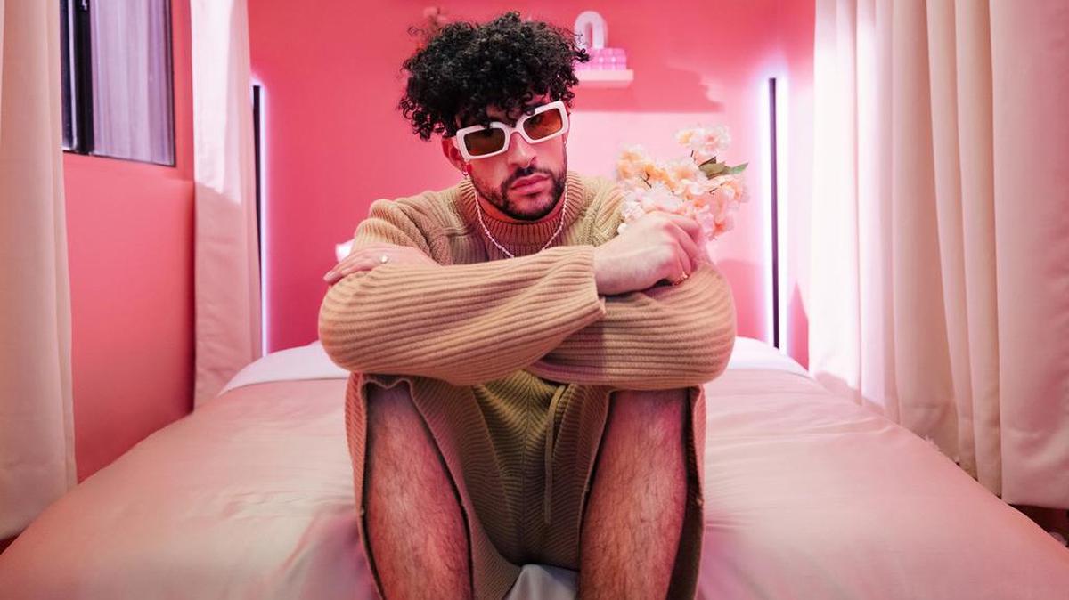 El cantante urbano puertorriqueño Bad Bunny anunció que lanzará su nuevo disco, titulado ‘Un Verano Sin Ti’, y lo hizo con un original video en el que aparece el actor español Mario Casas.