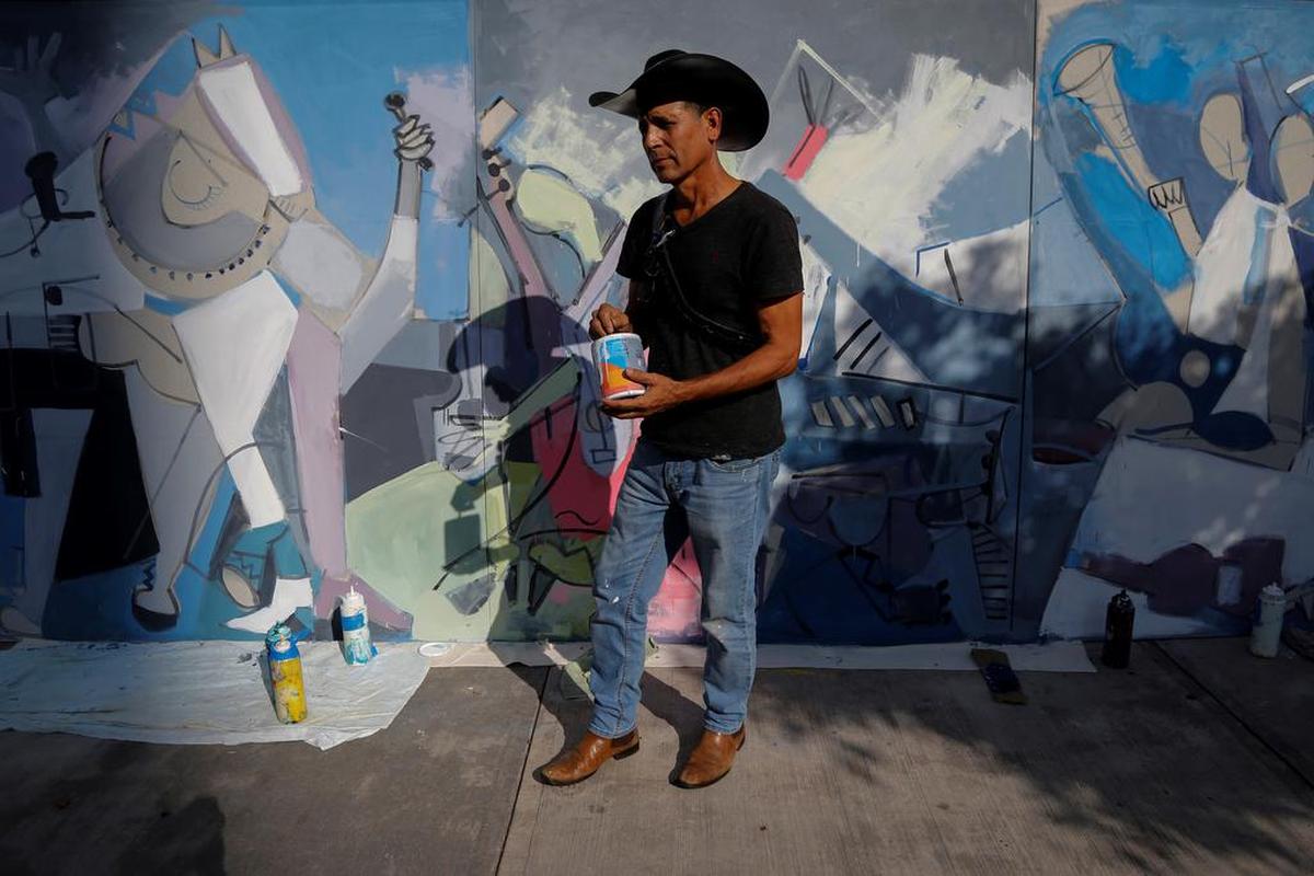 Admiradores del cantante mexicano Vicente Fernández – cómo Roberto Márquez – han dado muestras creativas de su cariño por el intérprete ranchero, quien desde hace una semana está delicado de salud tras una caída en su natal Guadalajara.