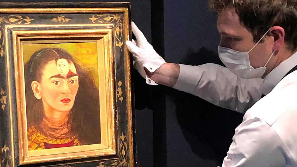 Un operario de Sotheby's desplaza el autorretrato ‘Diego y Yo’, de Frida Kahlo, a la sede de la casa de subastas en Nueva York.