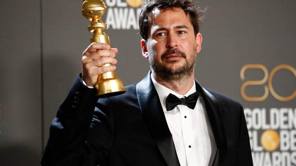 El director argentino Santiago Mitre posa con los Globos de Oro a la mejor película de habla no inglesa en la sala de prensa durante la 80ª ceremonia anual de los Globos de Oro en Beverly Hills.