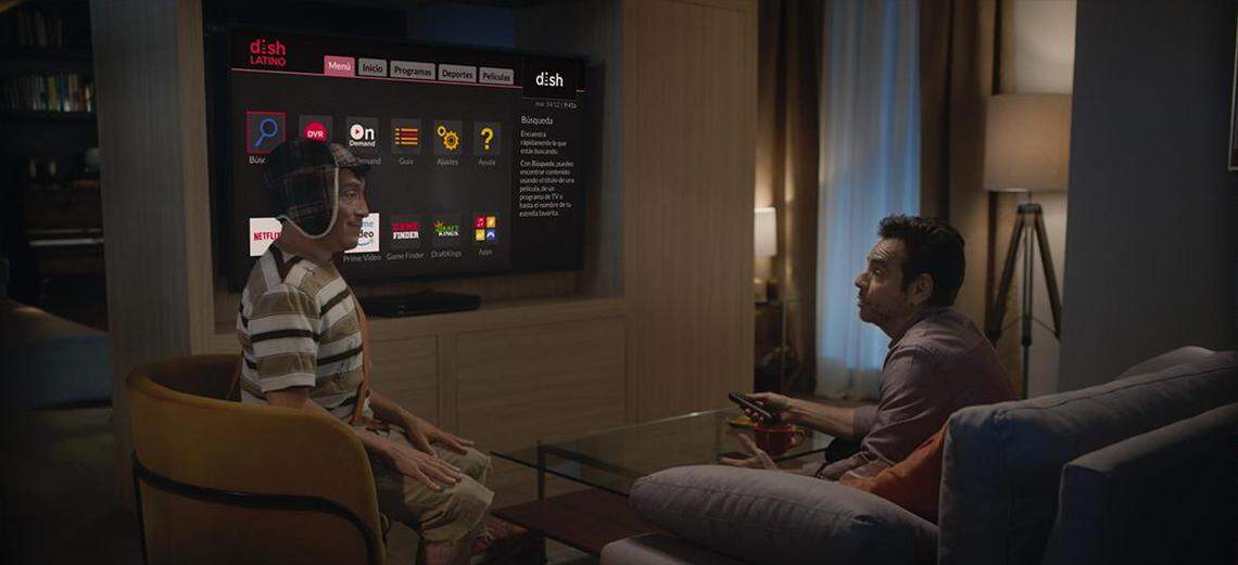 Gracias a la tecnología deepfake, un software de inteligencia artificial, el icono mexicano El Chavo del Ocho conversa con el actor Eugenio Derbez en la nueva campaña ‘Latino Como Tú’ de DishLATINO.