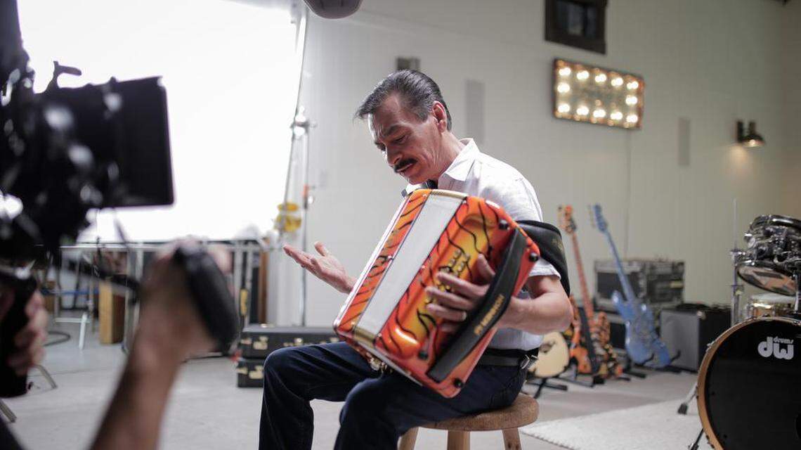 Eduardo Hernández durante el rodaje del documental ‘Los Tigres del Norte: Historias Que Contar’ que se estrena el viernes 17 de junio exclusivamente a través de Prime Video en más de 240 países y territorios.