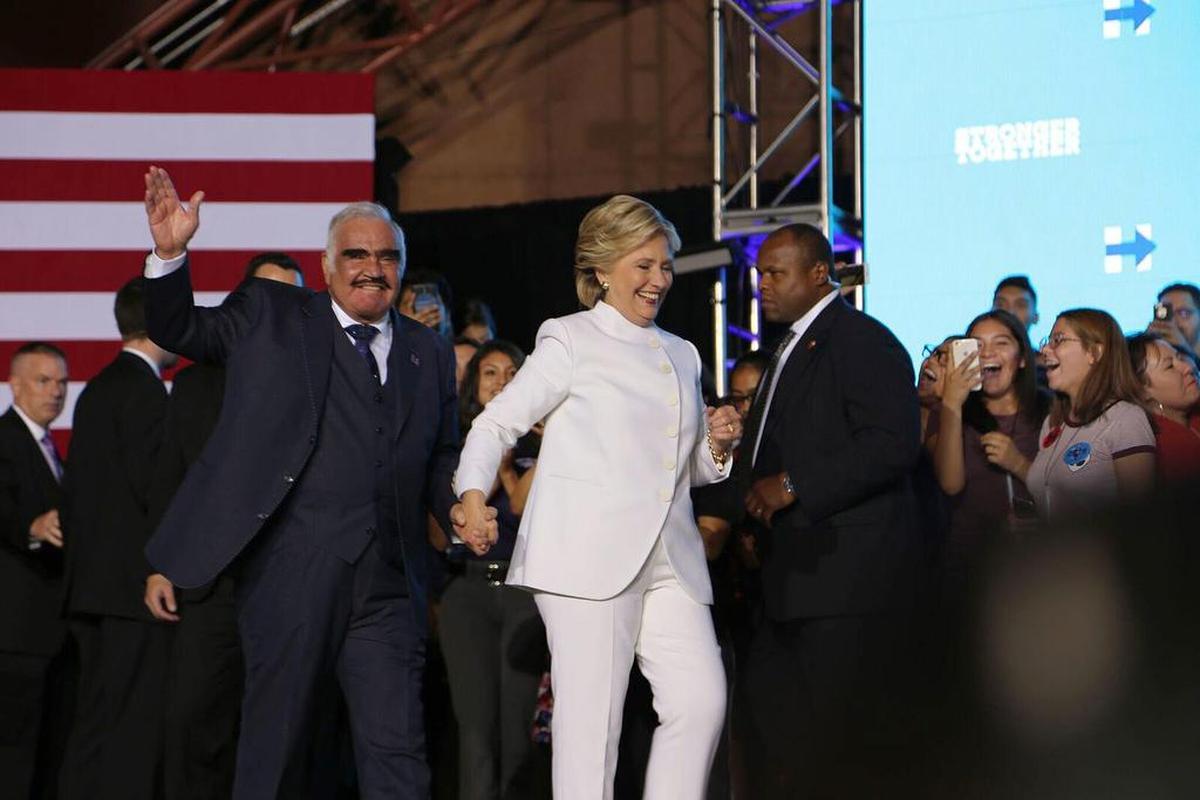El cantante mexicano Vicente Fernández y la candidata demócrata a la presidencia de Estados Unidos, Hillary Clinton en Las Vegas, Nevada en 2016.