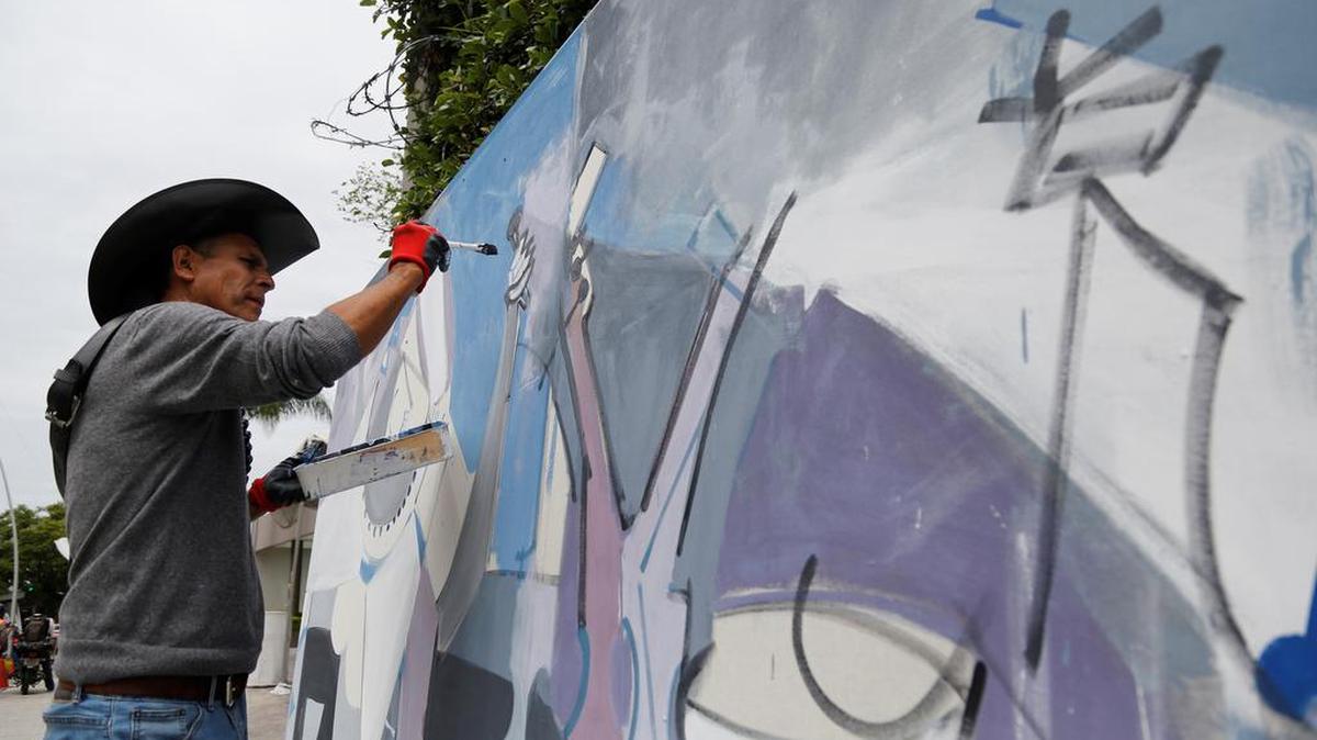 El pintor mexicano Roberto Márquez realiza un mural en honor al cantante mexicano Vicente Fernández hospitalizado en el Hospital Country 2000 de la ciudad de Guadalajara.