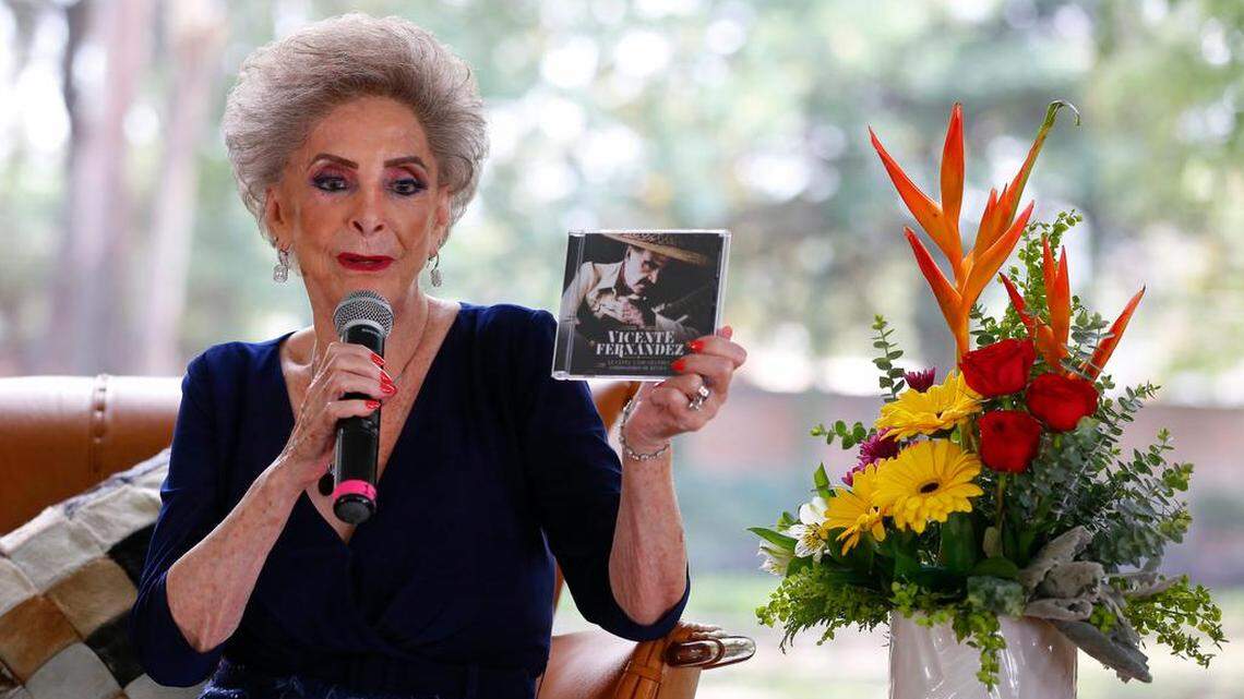 María del Refugio Abarca, esposa del fallecido cantante mexicano, Vicente Fernández, participa en una rueda de prensa en la localidad de Tlajomulco, en Jalisco.