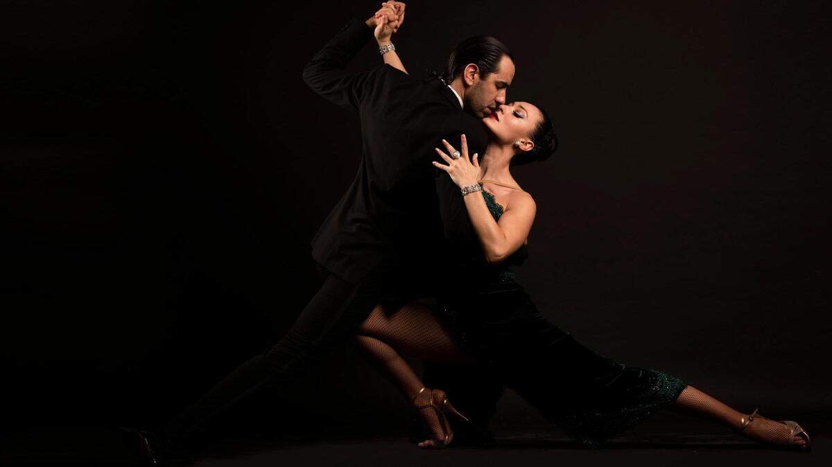 Tango Argentina, una producción de Columbia Artists con dirección musical y composiciones originales de Fabrizio Mocata – está codirigida y coreografiada por Guillermo De Fazio y Giovanna Dan de GD Tango, una de las pocas compañías de Estados Unidos de bailarines argentinos de tango.